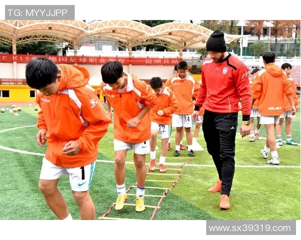 足球磕球技巧解析与实战应用提升你的球技与比赛表现 足球磕球技巧解析与实战应用提升你的球技与比赛表现